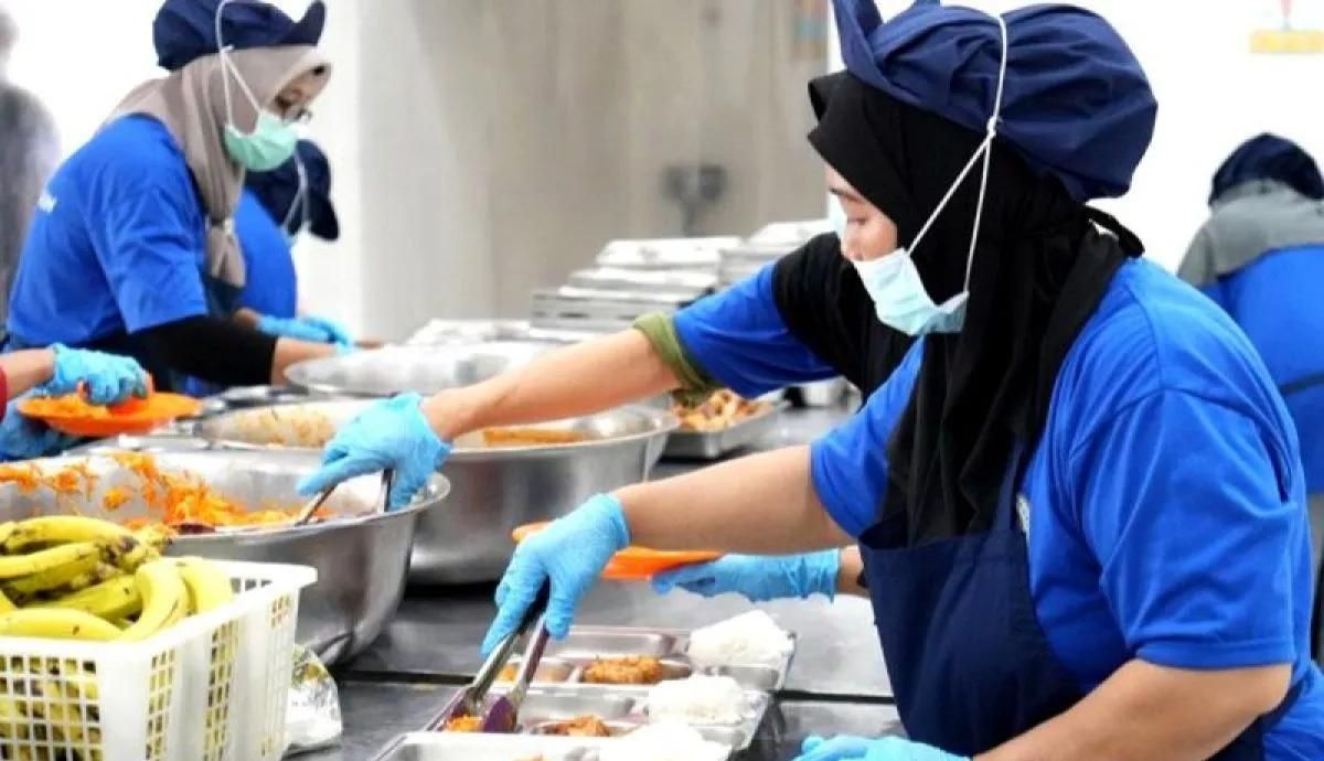 Petugas di SPPG tengah menyiapkan Makan Bergizi Gratis (MBG) untuk diberikan kepada penerima manfaat. ANTARA/HO-BGN/aa. <b>(Antara)</b>