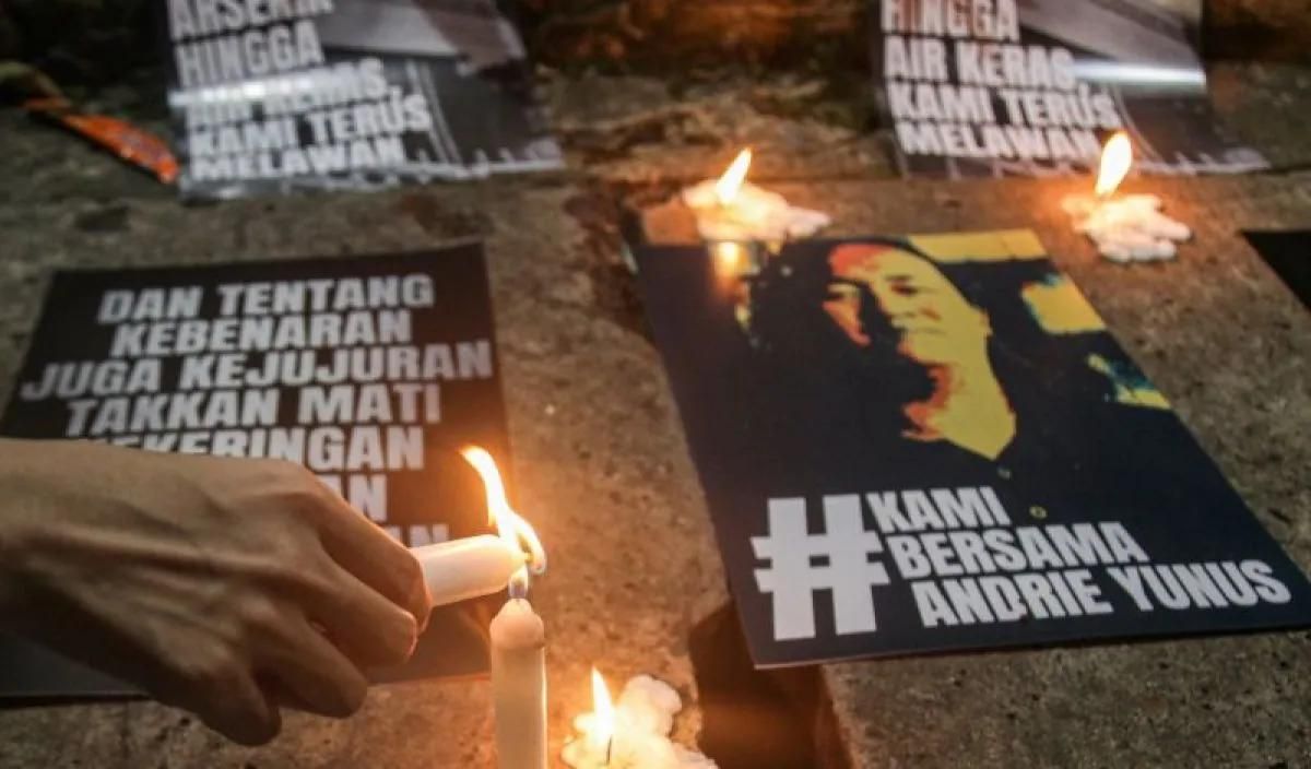 Aktivis menyalakan lilin dalam aksi solidaritas doa bersama untuk Andrie Yunus di depan Kantor Komnas HAM, Jakarta, Selasa (17/3/2026). Aksi tersebut dalam rangka memberikan dukungan kepada Andrie Yunus yang tengah menjalani perawatan usai mengalami  <b>(Antara)</b>