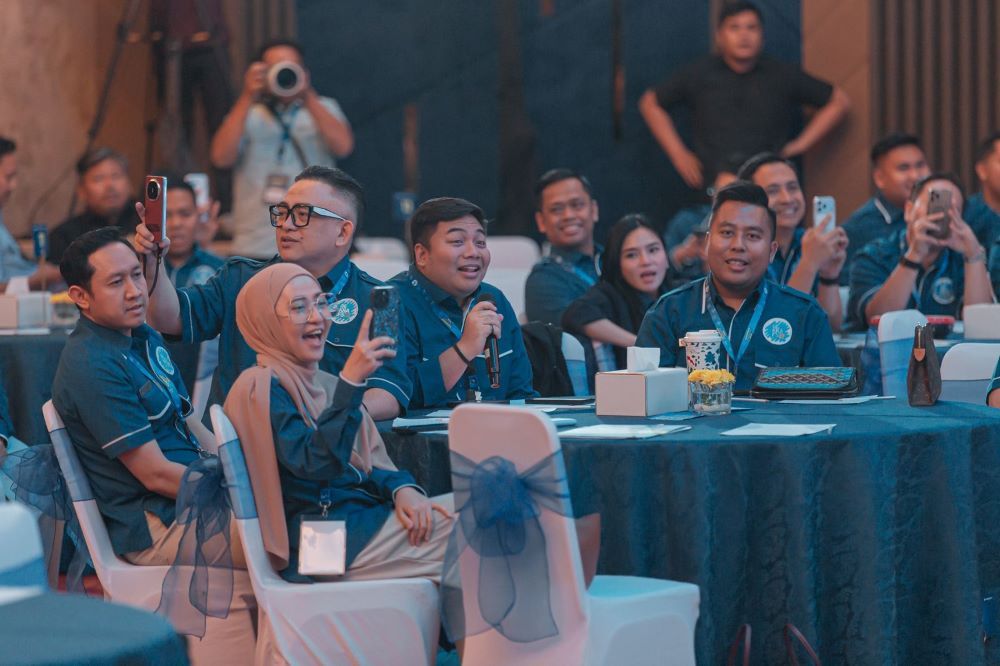 Ketua Umum Gekrafs, Kawendra Lukistian bersama jajaran pengurus