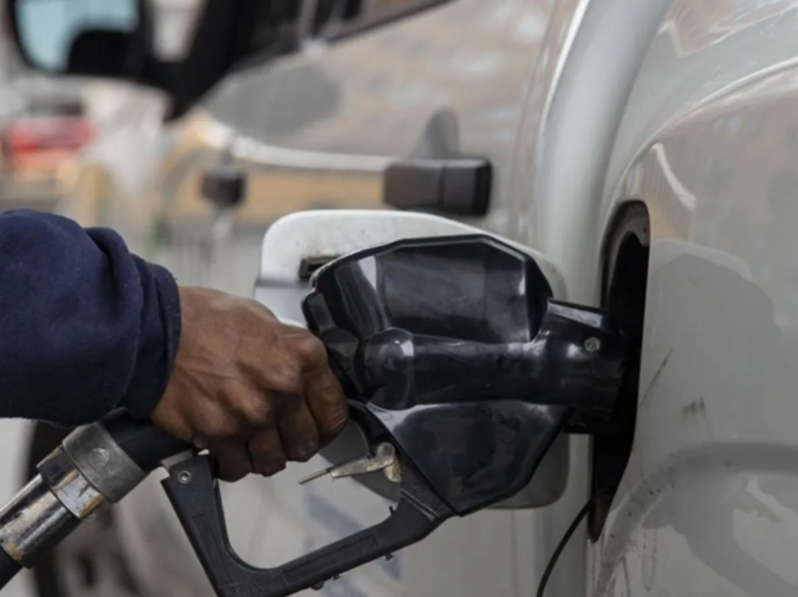 Ilustrasi - Pengendara mengisi BBM di SPBU di Inggris. ANTARA/Anadolu/py. <b>(ANTARA)</b>