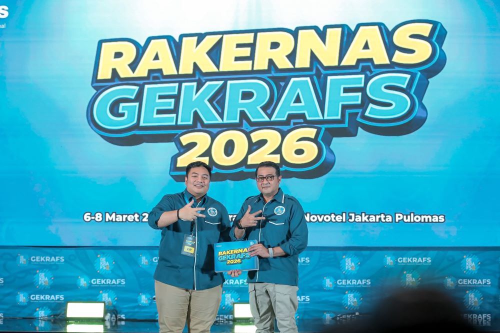 Ketua Umum Gekrafs, Kawendra Lukistian bersama Menteri Ekonomi Kreatif/Kepala Badan Ekonomi Kreatif (Ekraf), Teuku Riefky Harsya