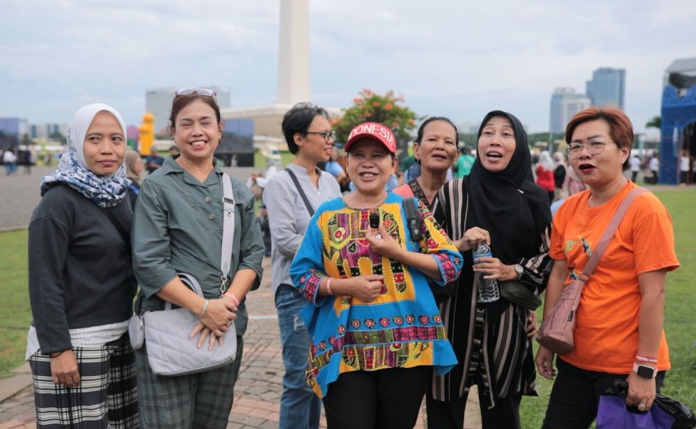 Pengunjung berkesempatan mendapatkan paket sembako hingga makanan kaki lima secara gratis di acara Pasar Murah Pemerintah di Monas. (Foto: Dok/Istimewa/Bakom RI)