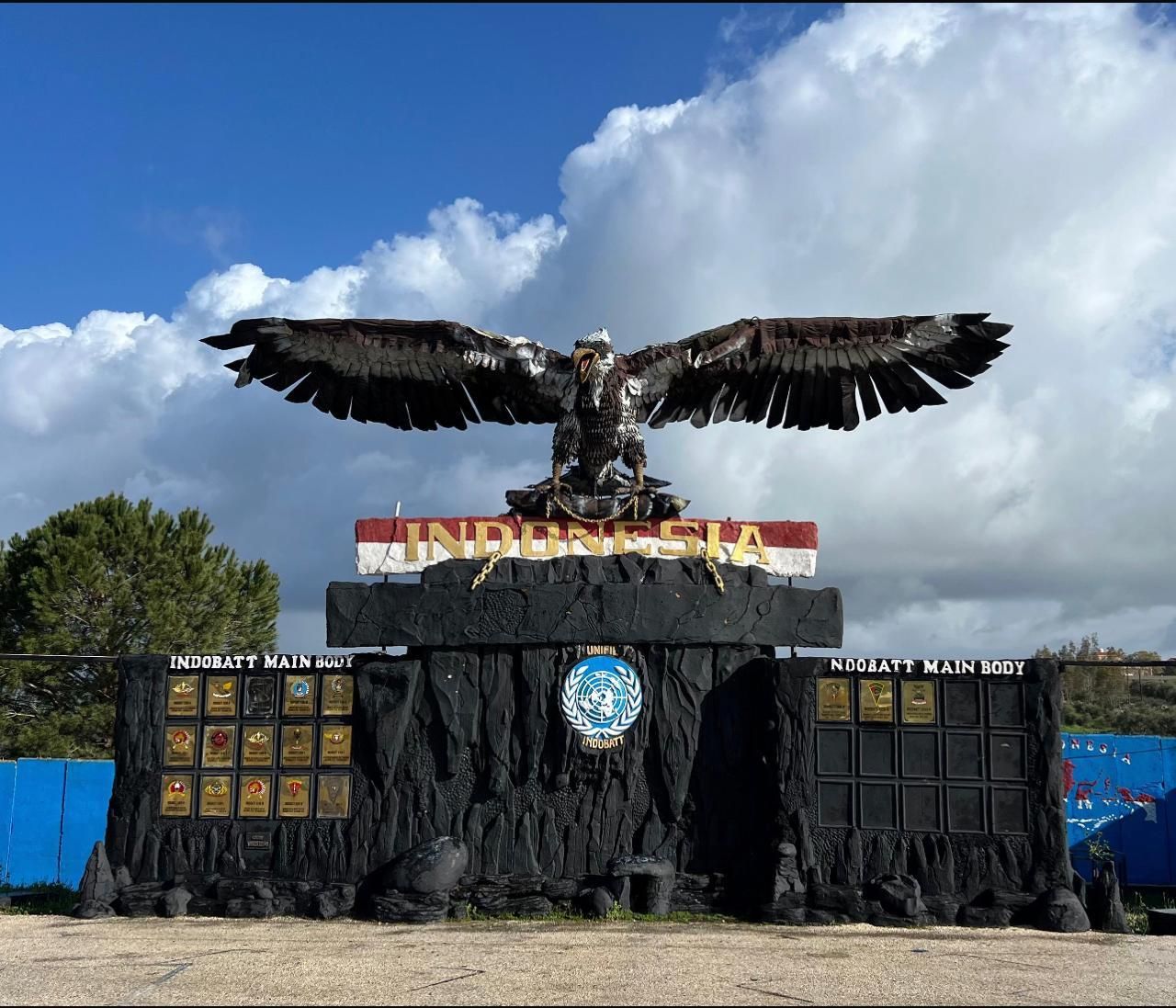 Monumen Garuda bertuliskan &ldquo;Indonesia&rdquo; berdiri megah di markas INDOBATT, melambangkan semangat dan dedikasi prajurit TNI dalam menjalankan misi perdamaian dunia di bawah naungan PBB. <b>(Istimewa)</b>