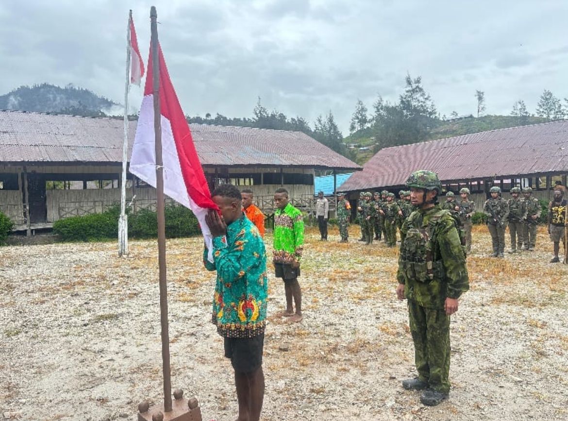 Momen Mengharukan Tiga Eks OPM Cium Merah Putih dan Kembali ke NKRI <b>(PUSPEN TNI)</b>