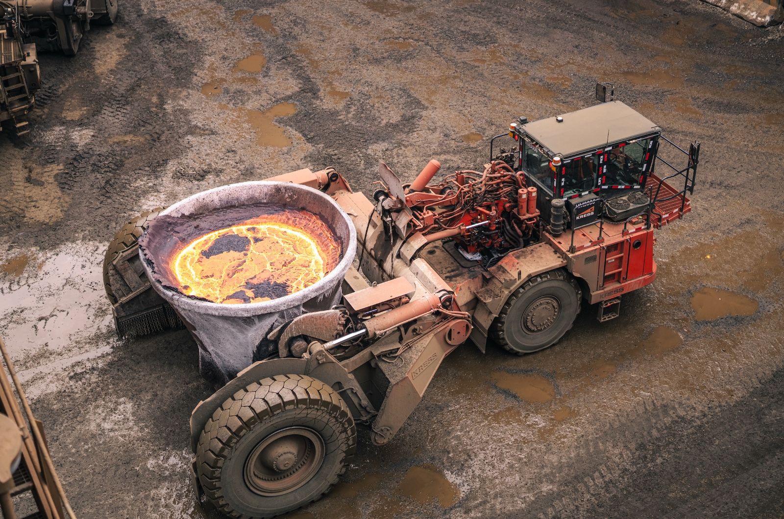 Lembaga pemeringkat internasional Fitch Ratings menaikkan asumsi harga logam dan komoditas tambang untuk tahun 2026. Proyeksi ini dinilai berpotensi menjadi sentimen positif bagi kinerja saham emiten pertambangan yang tercatat di Bursa Efek Indonesia <b>(MIND ID)</b>