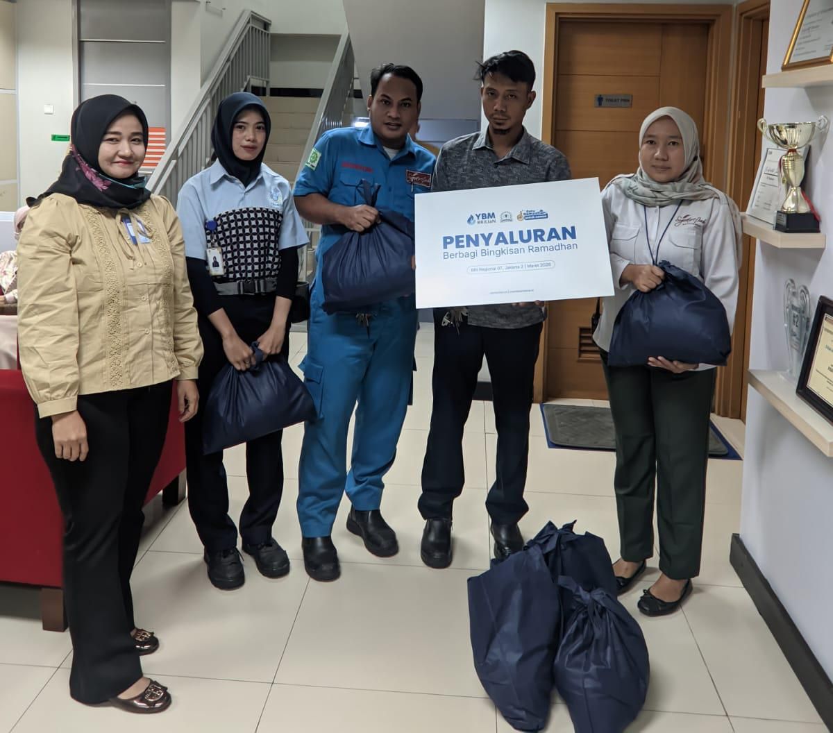 , BRI BO Pancoran juga selalu berupaya menyalurkan berbagai bantuan sesuai dengan kebutuhan di lingkungan. Ada untuk kesehatan, pendidikan, sosial, keagamaan dan lainnya. <b>(bri pancoran)</b>