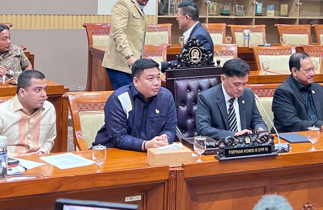 Ketua Umum DPP Gekrafs Kawendra Lukistian (kedua dari kiri), saat rapat membahas kasus Amsal Sitepu.  <b>(NTVNews.id)</b>