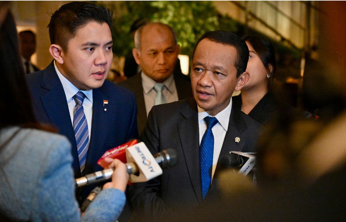 Sekretaris Kabinet Teddy Indra Wijaya dan Menteri Energi dan Sumber Daya Mineral (ESDM) Bahlil Lahadalia <b>(Sekretariat Presiden)</b>