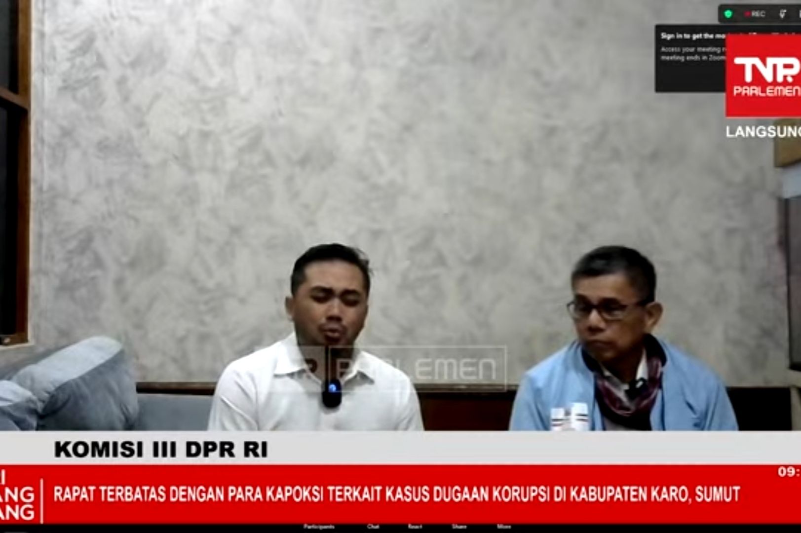 Amsal Sitepu menangis saat mengadu ke Komisi III DPR RI.  <b>(YouTube TVR Parlemen)</b>