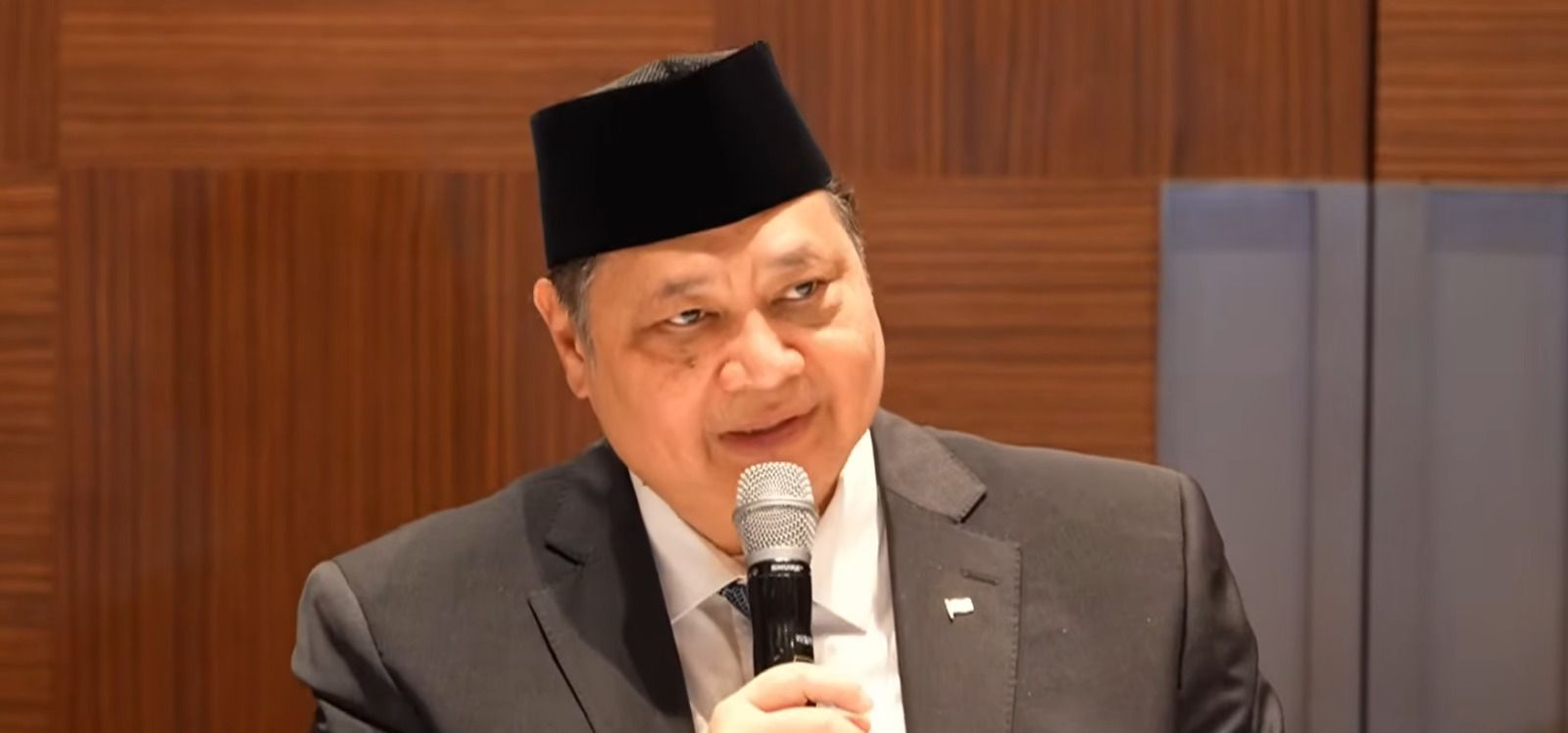 Menteri Koordinator Bidang Perekonomian Airlangga Hartarto menyampaikan bahwa kebijakan bekerja dari rumah atau work from home (WFH) bagi Aparatur Sipil Negara (ASN) mampu menghemat Rp6,2 triliun. 