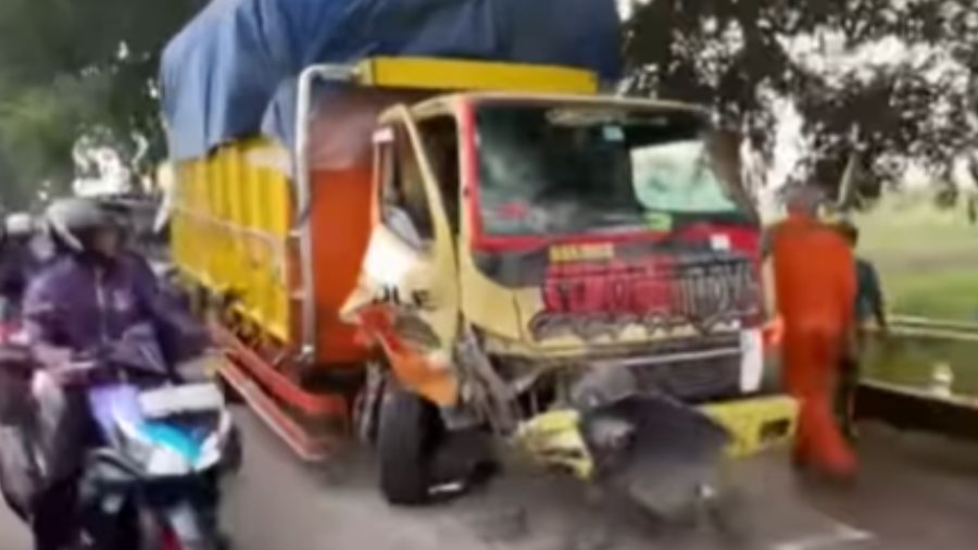 Adu banteng truk dengan minibus di Karawang <b>(Instagram)</b>