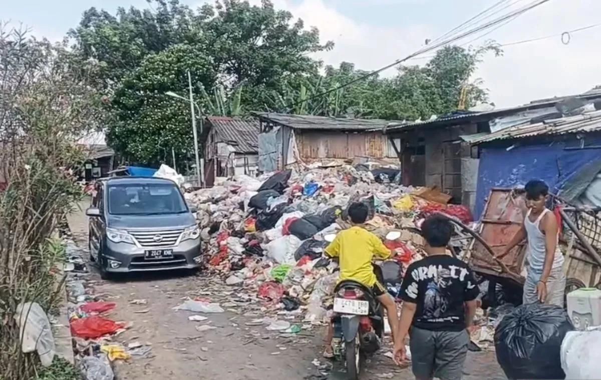 Tumpukan sampah di TPS Rawadas, Pondok Kopi, Duren Sawit, Jakarta Timur, memenuhi akses jalan, Selasa 31 Maret 2026.  <b>(Antara/Siti Nurhaliza)</b>