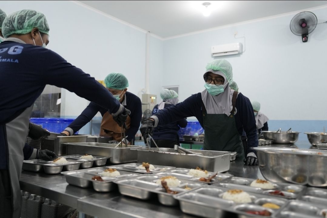 Hari pertama kembali beroperasinya program Makan Bergizi Gratis (MBG) disambut antusias oleh relawan dan petugas di Satuan Pelayanan Pemenuhan Gizi (SPPG).  <b>(Istimewa)</b>