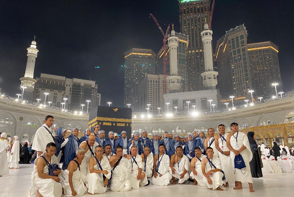 Panglima TNI Jenderal TNI Agus Subiyanto memberikan penghargaan terhadap pengabdian Prajurit dan Aparatur Sipil Negara (ASN) di lingkungan Tentara Nasional Indonesia <b>(Puspen TNI)</b>