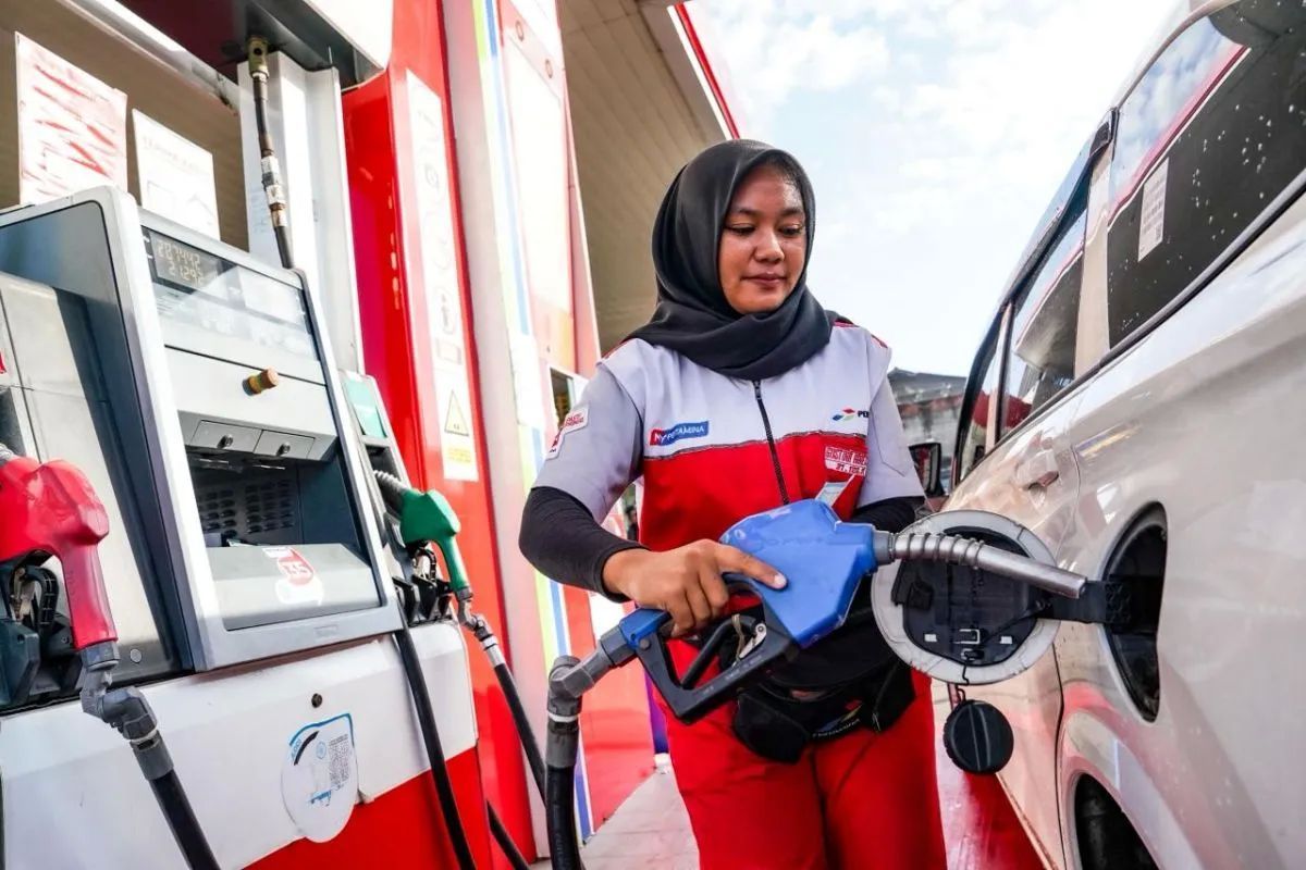 Ilustrasi - Petugas SPBU Pertamina mengisi BBM pelanggan. (ANTARA/HO-PT Pertamina Patra Niaga) <b>(Antara)</b>