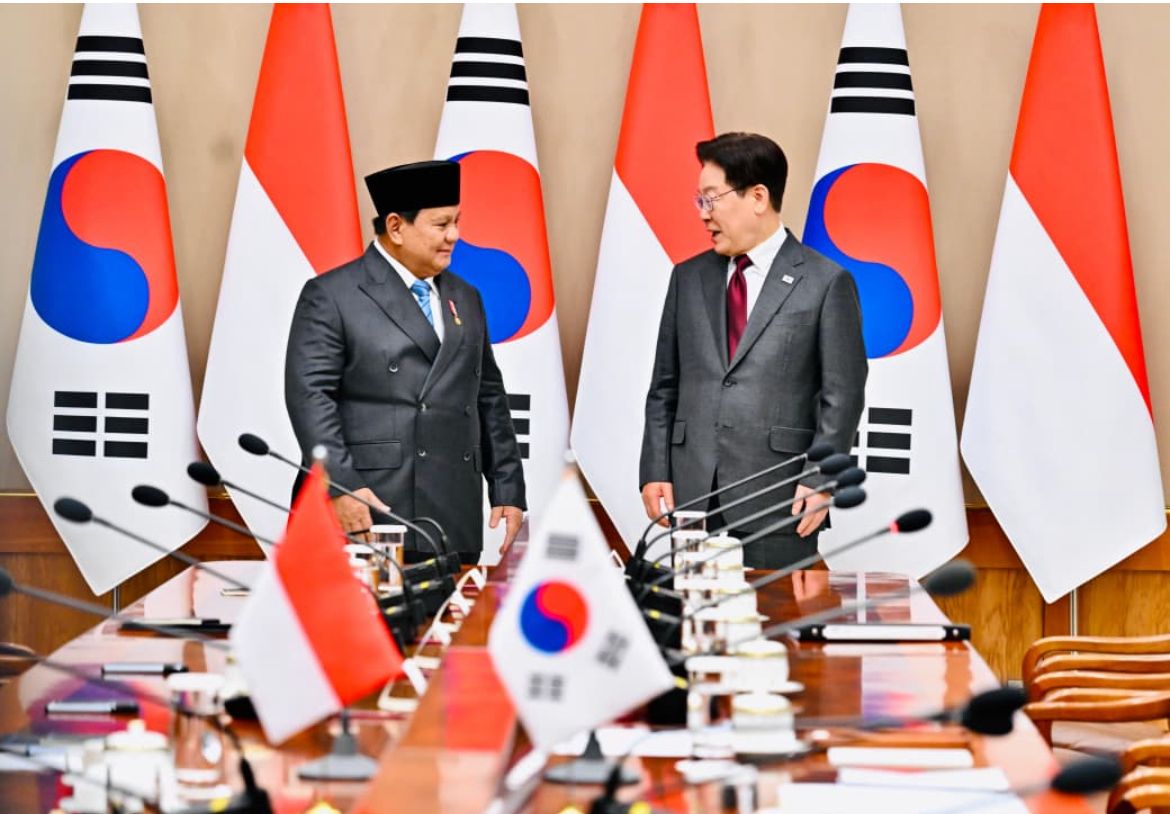 Presiden Republik Indonesia Prabowo Subianto disambut dengan Presiden Republik Korea Lee Jae Myung di Istana Kepresidenan Republik Korea <b>(Setpres)</b>
