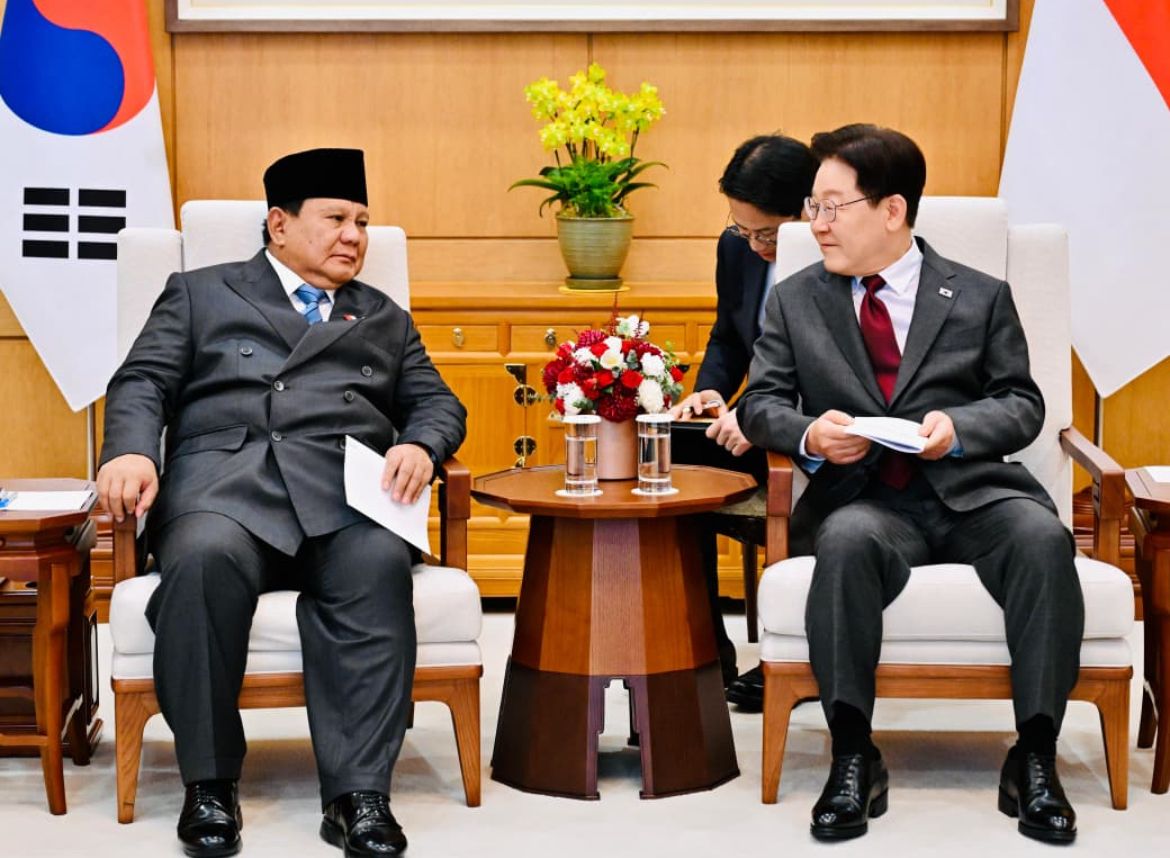 Presiden Republik Indonesia Prabowo Subianto disambut dengan Presiden Republik Korea Lee Jae Myung di Istana Kepresidenan Republik Korea <b>(Setpres)</b>