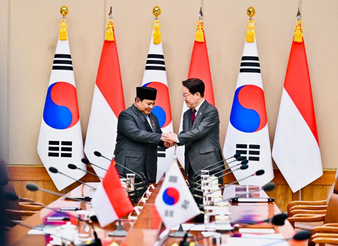 Presiden Republik Indonesia Prabowo Subianto disambut dengan Presiden Republik Korea Lee Jae Myung di Istana Kepresidenan Republik Korea <b>(Sekretariat Presiden)</b>