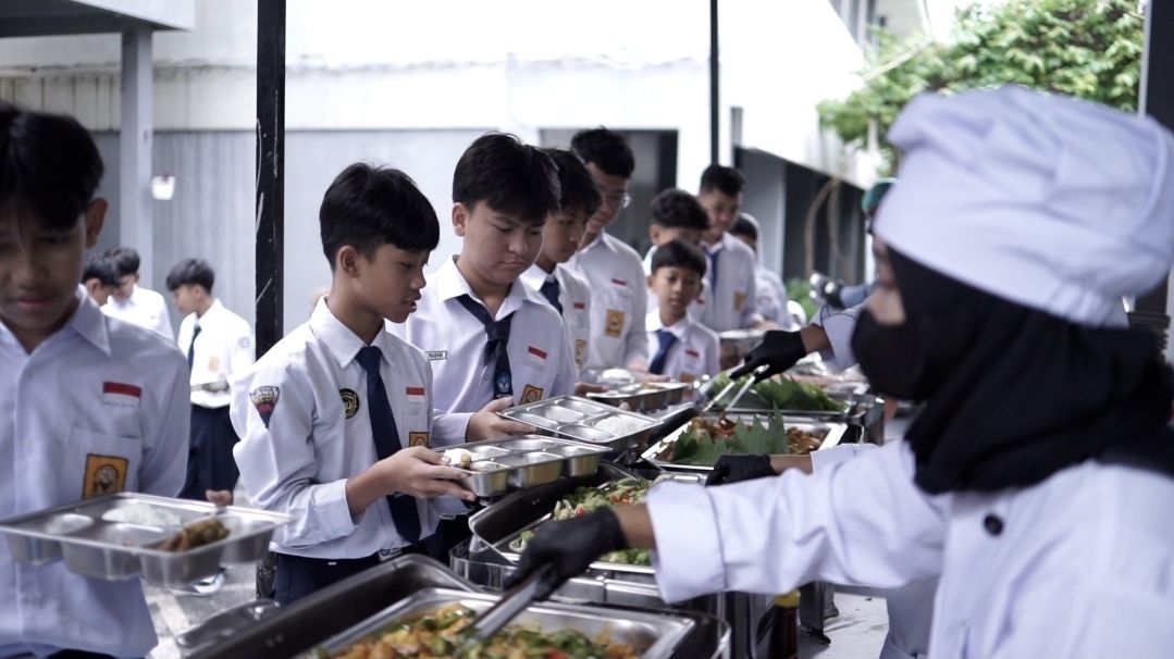 Bertepatan dengan hari pertama masuk sekolah pasca libur Lebaran serta dimulainya kembali program Makan Bergizi Gratis (MBG). <b>(Antara)</b>