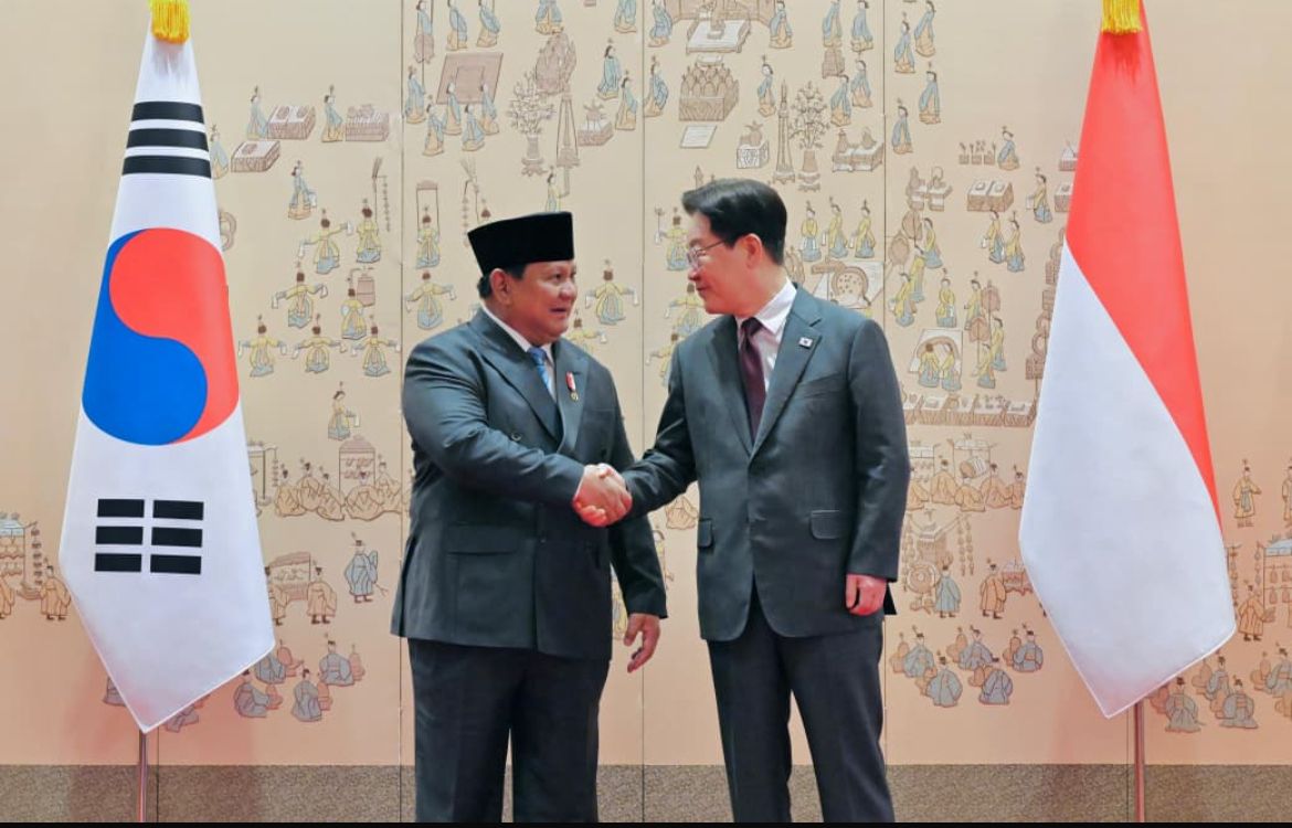 Presiden Republik Indonesia Prabowo Subianto disambut dengan Presiden Republik Korea Lee Jae Myung di Istana Kepresidenan Republik Korea <b>(Setpres)</b>