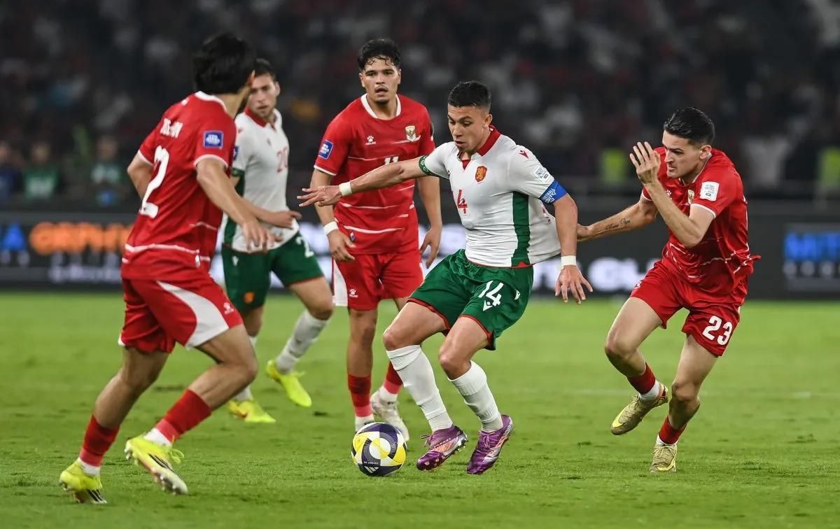 Pesepak bola Timnas Indonesia Justin Hubner (kanan) berusaha mengadang pesepak bola Bulgaria Filip Krastev (tengah) pada pertandingan final FIFA Series 2026 di Stadion Utama Gelora Bung Karno (SUGBK), Senayan, Jakarta, Senin (30/3/2026). ANTARA FOTO/ <b>(Antara)</b>