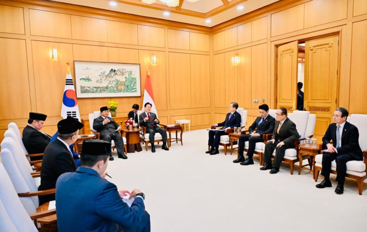 Presiden Republik Indonesia Prabowo Subianto disambut dengan Presiden Republik Korea Lee Jae Myung di Istana Kepresidenan Republik Korea <b>(Setpres)</b>