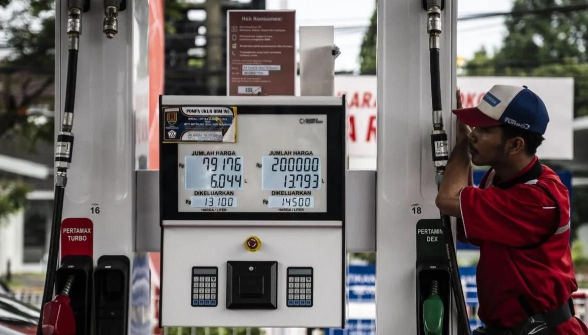 Petugas berdiri di samping mesin pengisian bahan bakar minyak (BBM) di SPBU COCO Jalan Ahmad Yani, Semarang, Jawa Tengah, Selasa (31/3/2026). ANTARA FOTO/Aprillio Akbar/tom. <b>(Antara)</b>