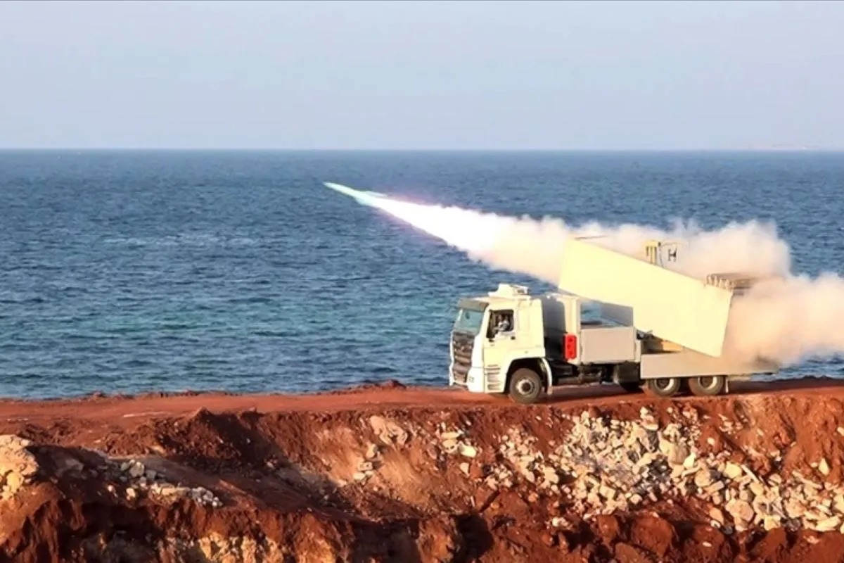 Ilustrasi Iran meluncurkan rudal ke arah pangkalan-pangkalan militer AS di negara Teluk. /ANTARA/Anadolu/py. (Anadolu) <b>(Antara)</b>