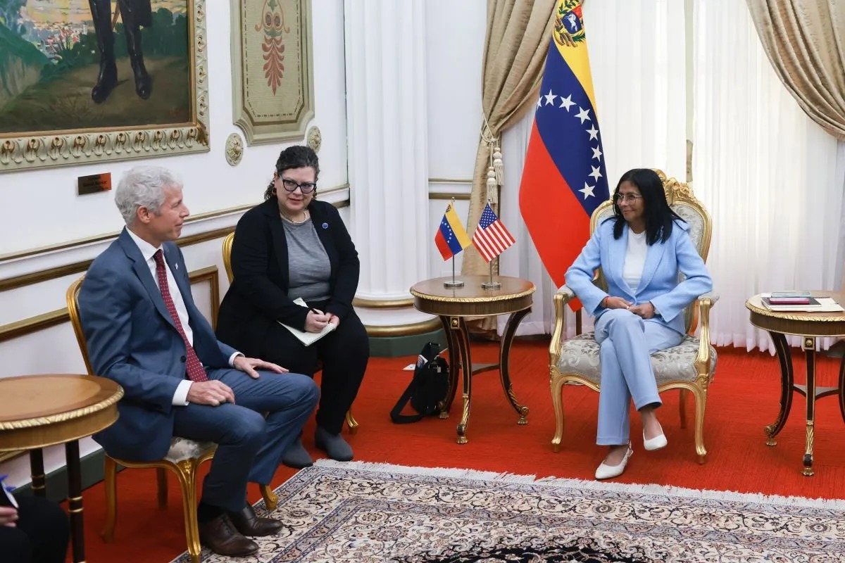 Penjabat Presiden Venezuela Delcy Rodriguez (kanan) bertemu dengan Menteri Energi AS Chris Wright (kiri) di Caracas, Venezuela, pada 11 Februari 2026. Pertemuan yang berlangsung di Istana Miraflores itu untuk meninjau agenda energi bilateral. ANTARA/ <b>(Antara)</b>