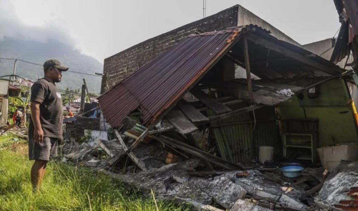 Warga mengamati rumah rusak terdampak gempa magnitudo 7,6 di Kelurahan Gambersi, Ternate, Maluku Utara, Kamis (2/4/2026). ANTARA FOTO/Andri Saputra/rwa. <b>(Antara)</b>