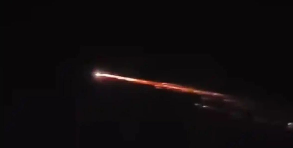 Kemunculan objek bercahaya yang melintas di langit sejumlah wilayah di Lampung pada Sabtu, 4 April 2026 mengundang kepanikan warga <b>(Istimewa)</b>