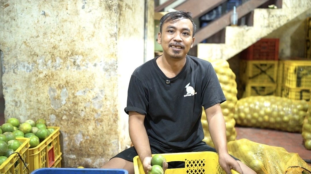 Omzet pedagang jeruk di Solo melonjak berkat program MBG dari Prabowo Subianto. Penjualan yang sebelumnya 6&ndash;7 kuintal per hari kini tembus 10 kuintal. Program ini tak hanya bantu pemenuhan gizi, tapi juga dorong kesejahteraan UMKM. <b>(Istimewa)</b>