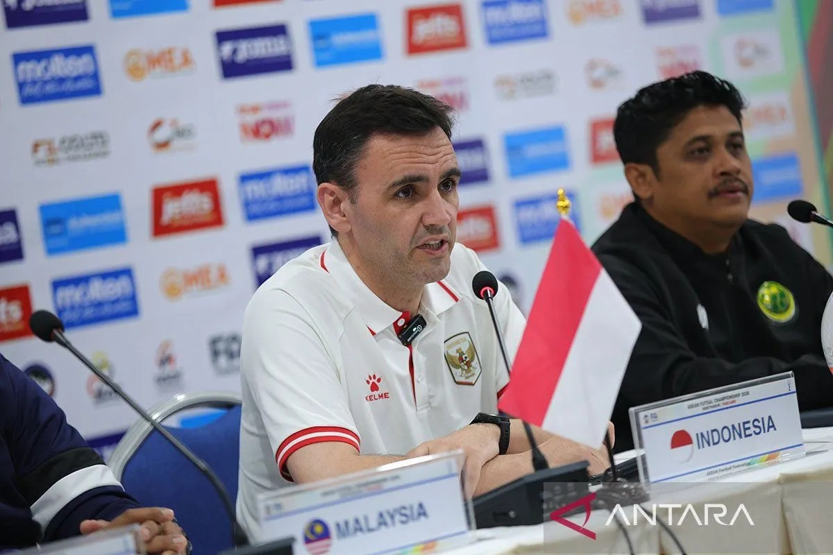 Pelatih timnas futsal Indonesia Hector Souto berbicara dalam temu media menjelang ASEAN Futsal Championship 2026 di Nonthaburi Hall, Thailand, Minggu (5/4/2026). ANTARA/HO-Federasi Futsal Indonesia/DKW IMAGES/aa. <b>(Antara)</b>
