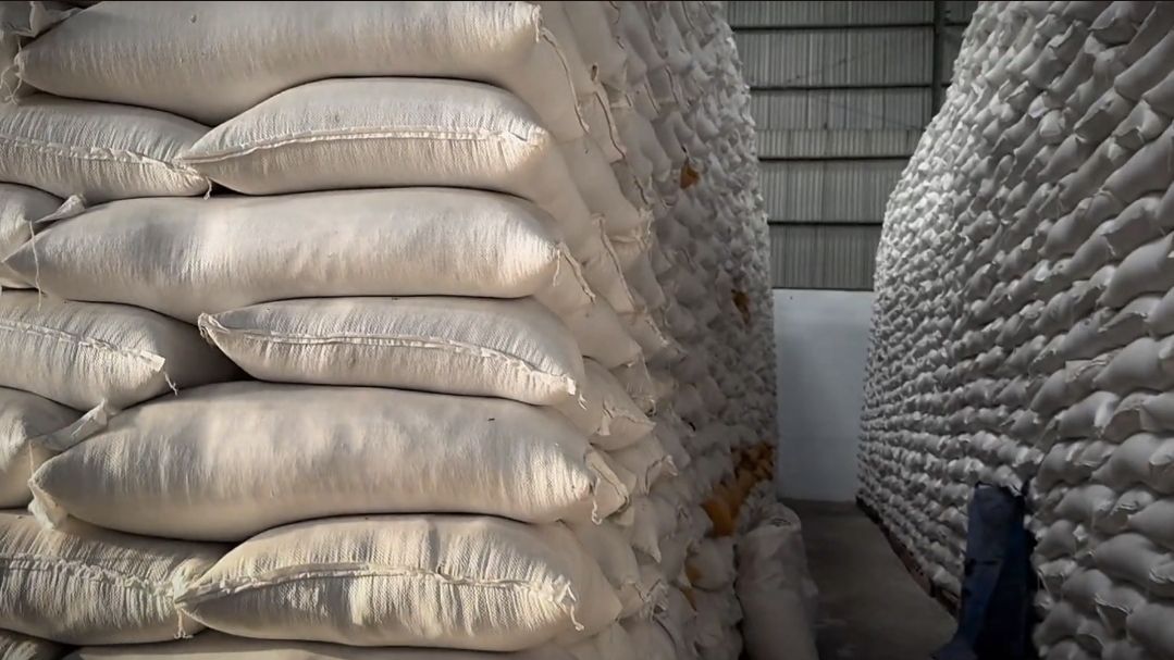 Mentan Andi Amran Sulaiman memastikan stok pangan nasional aman hingga 11 bulan ke depan, meski diprediksi kemarau berlangsung 6 bulan. Dengan pengalaman menghadapi El Nino 2015 hingga 2024, ketahanan pangan Indonesia dinilai tetap terjaga. <b>(Istimewa)</b>