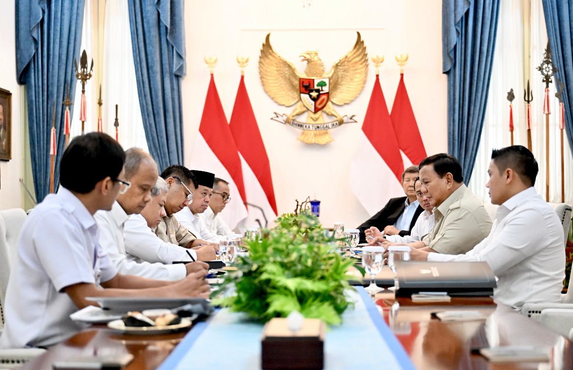 Prabowo Subianto memimpin rapat terbatas di Istana Merdeka, Jakarta, pada Senin, 6 April 2026, guna membahas percepatan program perumahan rakyat secara nasional <b>(Setpres)</b>