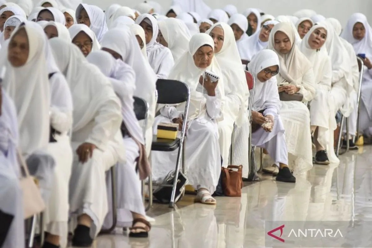 Arsip foto - Jamaah calon haji mendengarkan pemaparan dalam bimbingan manasik haji di Gedung Islamic Center (IC) Kabupaten Ciamis, Jawa Barat, Rabu (1/4/2026). ANTARA FOTO/Adeng Bustomi/nym/aa. <b>(Antara)</b>