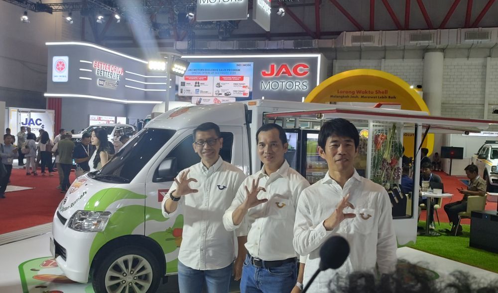Foto bersama manajemen Daihatsu pada sesi pembukaan booth di GIICOMVEC 2026. (Foto: Adiantoro/NTV) 