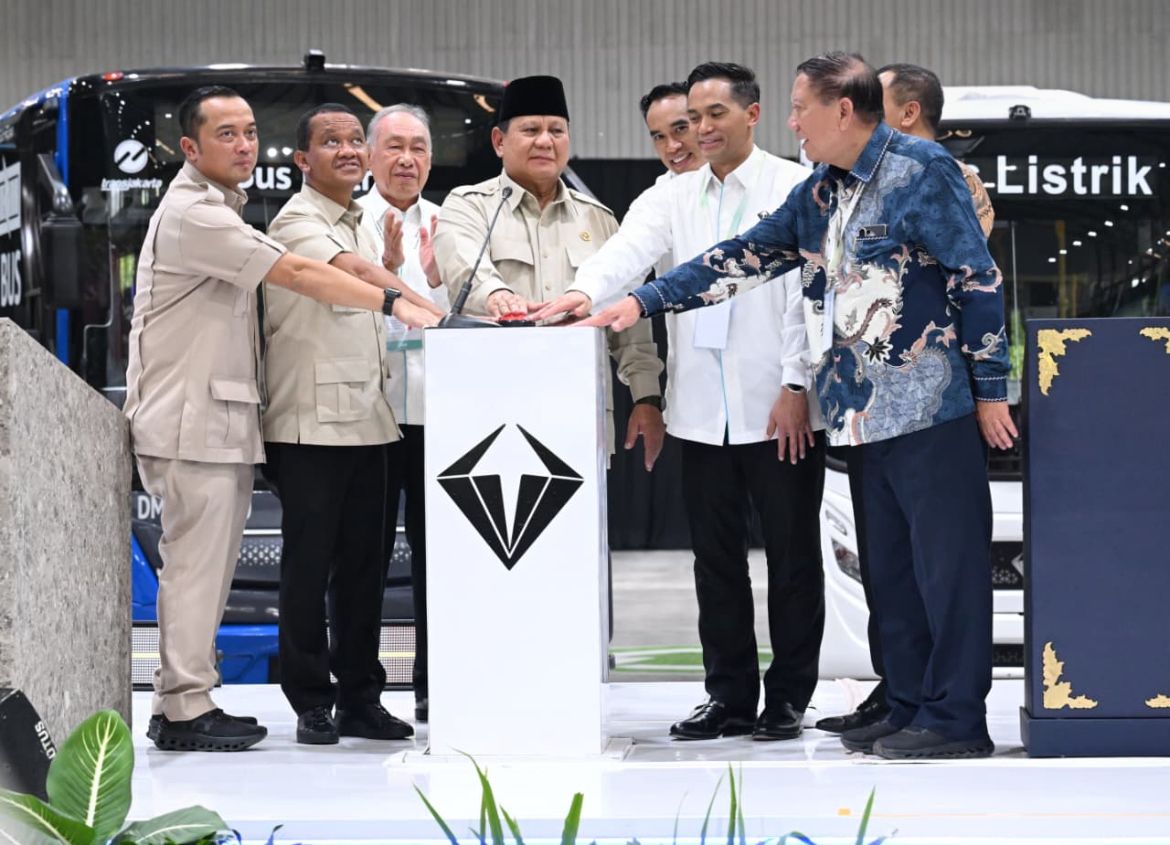 Prabowo Subianto Resmikan Pabrik Perakitan Kendaraan Komersial Listrik <b>(Setpres)</b>