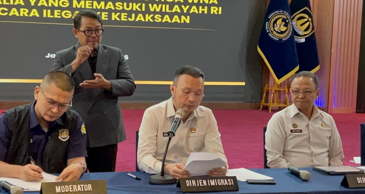 Direktorat Jenderal Imigrasi melimpahkan perkara tiga warga negara Australia berinisial ZA, DTL, dan JVD ke Kejaksaan Republik Indonesia setelah berkas penyidikan dinyatakan lengkap (P-21) <b>(NTVnews)</b>