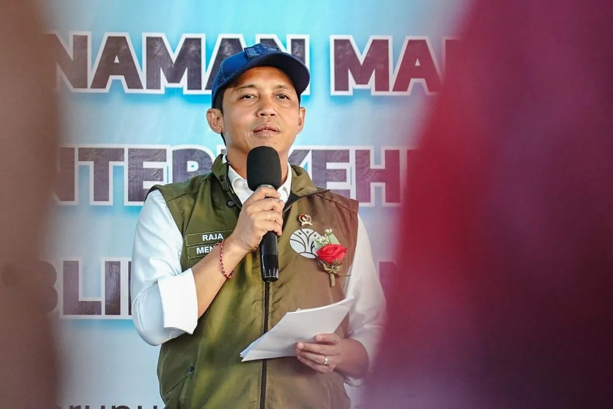 Menteri Kehutanan (Menhut) Raja Juli Antoni dalam penyerahan sembilan Surat Keputusan (SK) kepada sebanyak 328 kepala keluarga di Desa Wisata Darunu, Kecamatan Wori, Kabupaten Minahasa Utara, Sulawesi Utara, Kamis (9/4/2026). (ANTARA/HO-Kemenhut RI) <b>(Antara)</b>