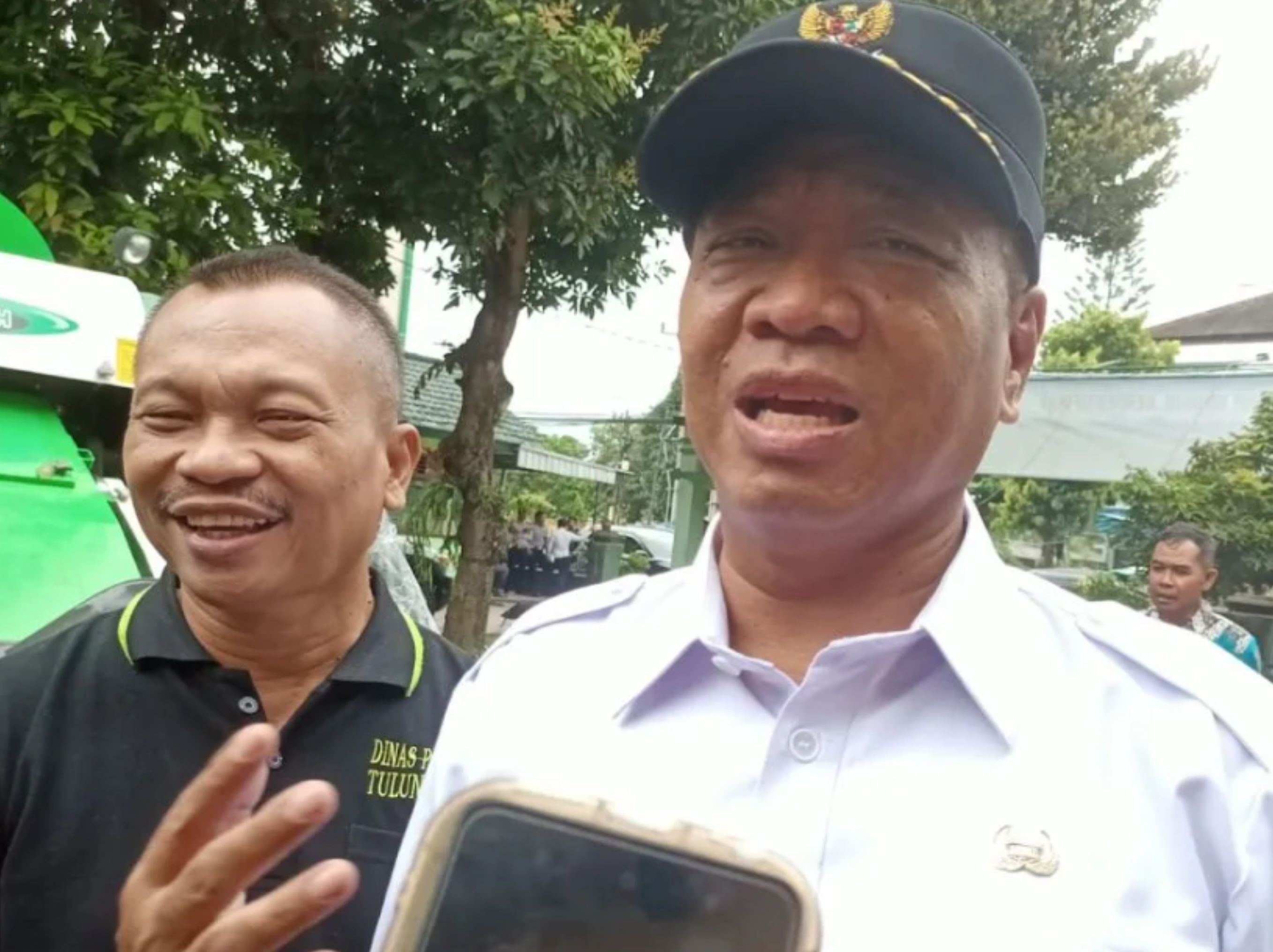 Bupati Tulungagung Gatut Sunu Wibowo menjawab pertanyaan awak media usai penyerahan bantuan alsintan di kantor Dinas Pertanian Tulungagung, Jumat (4/7/2025) (ANTARA/HO - Joko Pramono) <b>(ANTARA)</b>