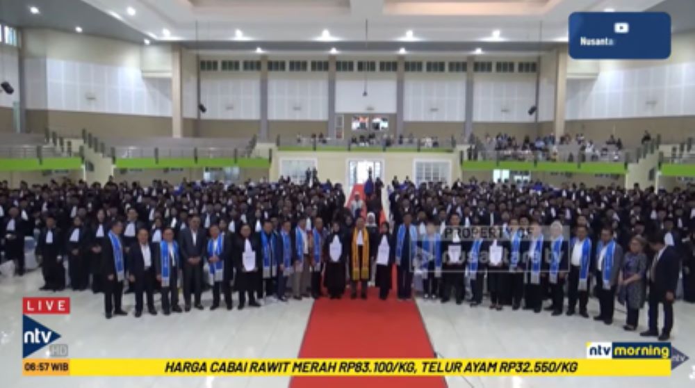 Ketua Umum DPN Peradi/Wamenko Kumham Imipas Otto Hasibuan didampingi jajaran pengurus berfoto bersama dengan seluruh peserta Pembekalan Advokat di Wilayah Hukum PT Jawa Tengah