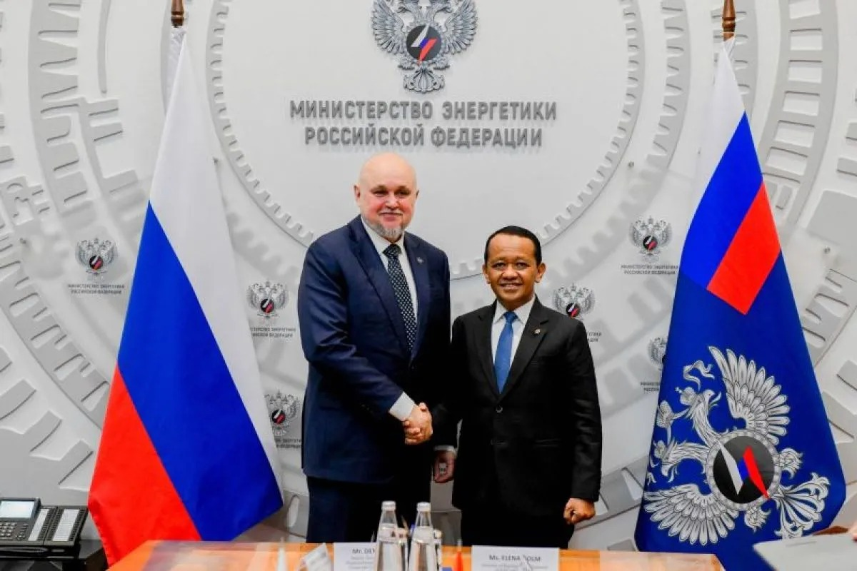 Menteri Energi dan Sumber Daya Mineral (ESDM) Bahlil Lahadalia (kanan) bertemu dengan Menteri Energi Rusia Sergey Tsivilev (kiri) di Rusia, Selasa (14/4/2026). (ANTARA/HO-ESDM) <b>(Antara)</b>
