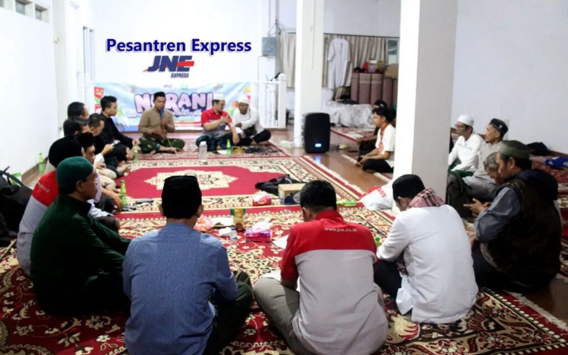 Sebanyak 47 karyawan JNE Jakarta mondok atau tinggal di pesantren mengikuti program Pesantren Express Nurani <b>(JNE)</b>