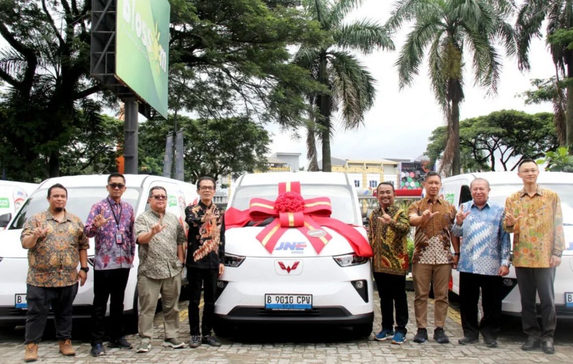 JNE Cabang Utama Tangerang resmi mulai menggunakan kendaraan listrik untuk pengantaran paket ke alamat akhir pelanggan <b>(JNE)</b>