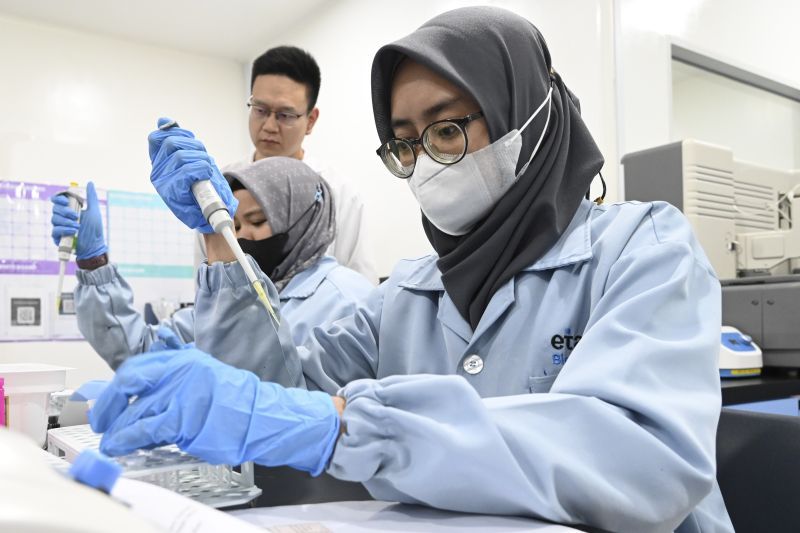 Para staf laboratorium perusahaan biofarmasi Indonesia, Etana, bekerja di Jakarta, Indonesia, 10 April 2026. (ANTARA/Xinhua/Zulkarnain) <b>(Antara)</b>