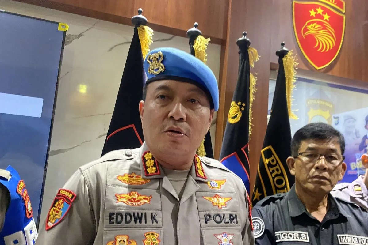 Kabid Profesi dan Pengamanan (Propam) Polda Kepri Kombes Pol Eddwi Kurniyanto memberikan keterangan terkait kejadian penganiayaan anggota polisi di mess Bintara Polda Kepri, Batam, Kepri, Selasa (14/4/2026). ANTARA/Amandine Nadja <b>(Antara)</b>