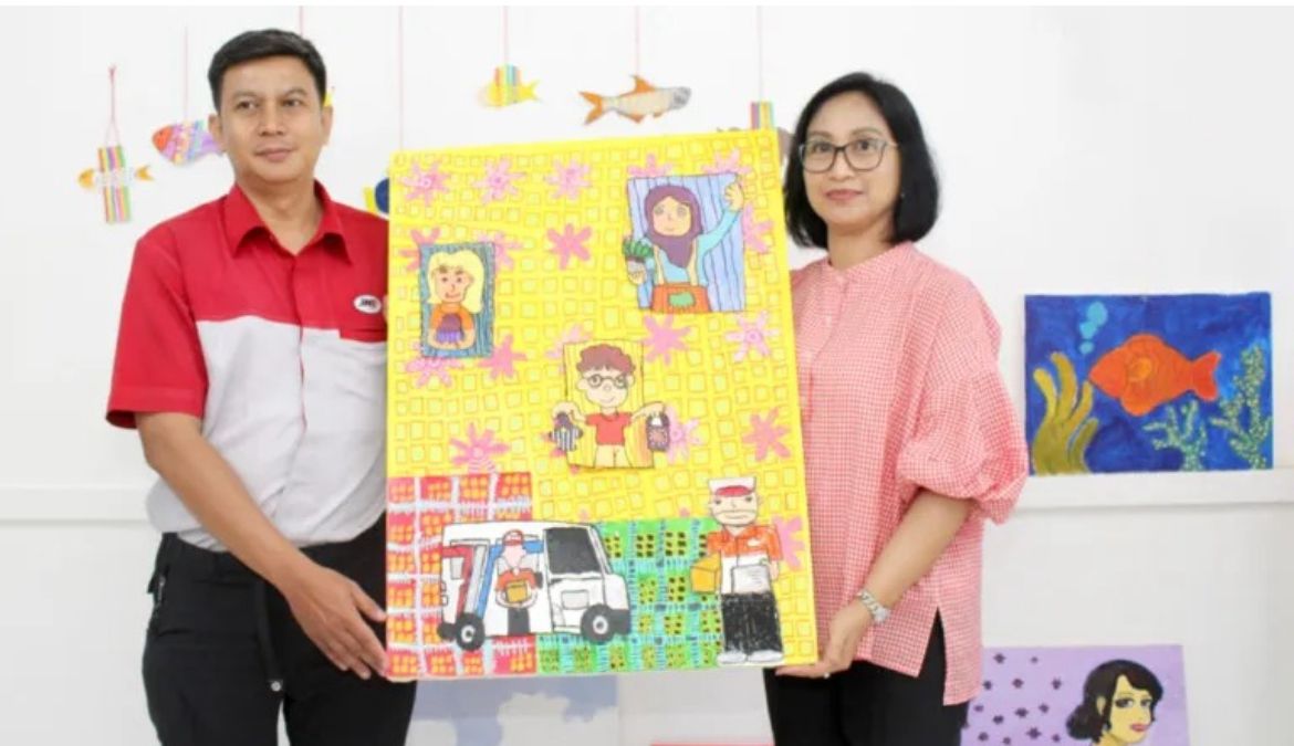 Marketing Project Senior Analyst JNE Mahesa Sanggeni (kiri) bersama Founder Rumah I&rsquo;mStar, Dewi Samarabhawa. <b>(JNE)</b>