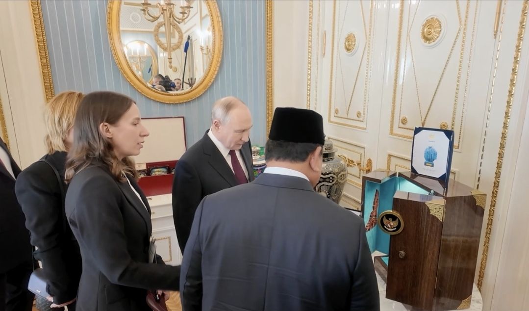 Momen hangat penuh makna. Prabowo Subianto dan Vladimir Putin menunjukkan keakraban saat perpisahan di Kremlin&mdash;simbol kuat persahabatan Indonesia&ndash;Rusia yang terus terjalin.  <b>(Bakom)</b>