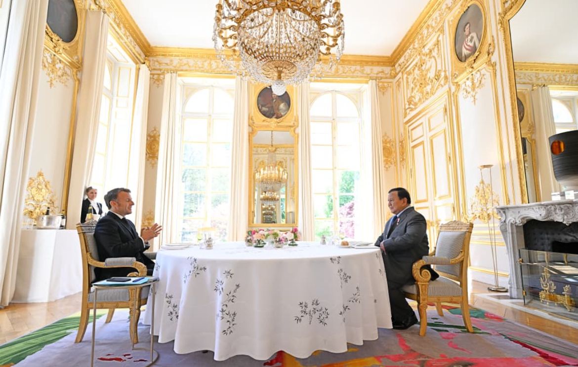 Presiden Republik Indonesia Prabowo Subianto melanjutkan rangkaian diplomasi strategisnya dengan melakukan pertemuan bersama Presiden Republik Prancis Emmanuel Macron <b>(Sekretariat Presiden)</b>